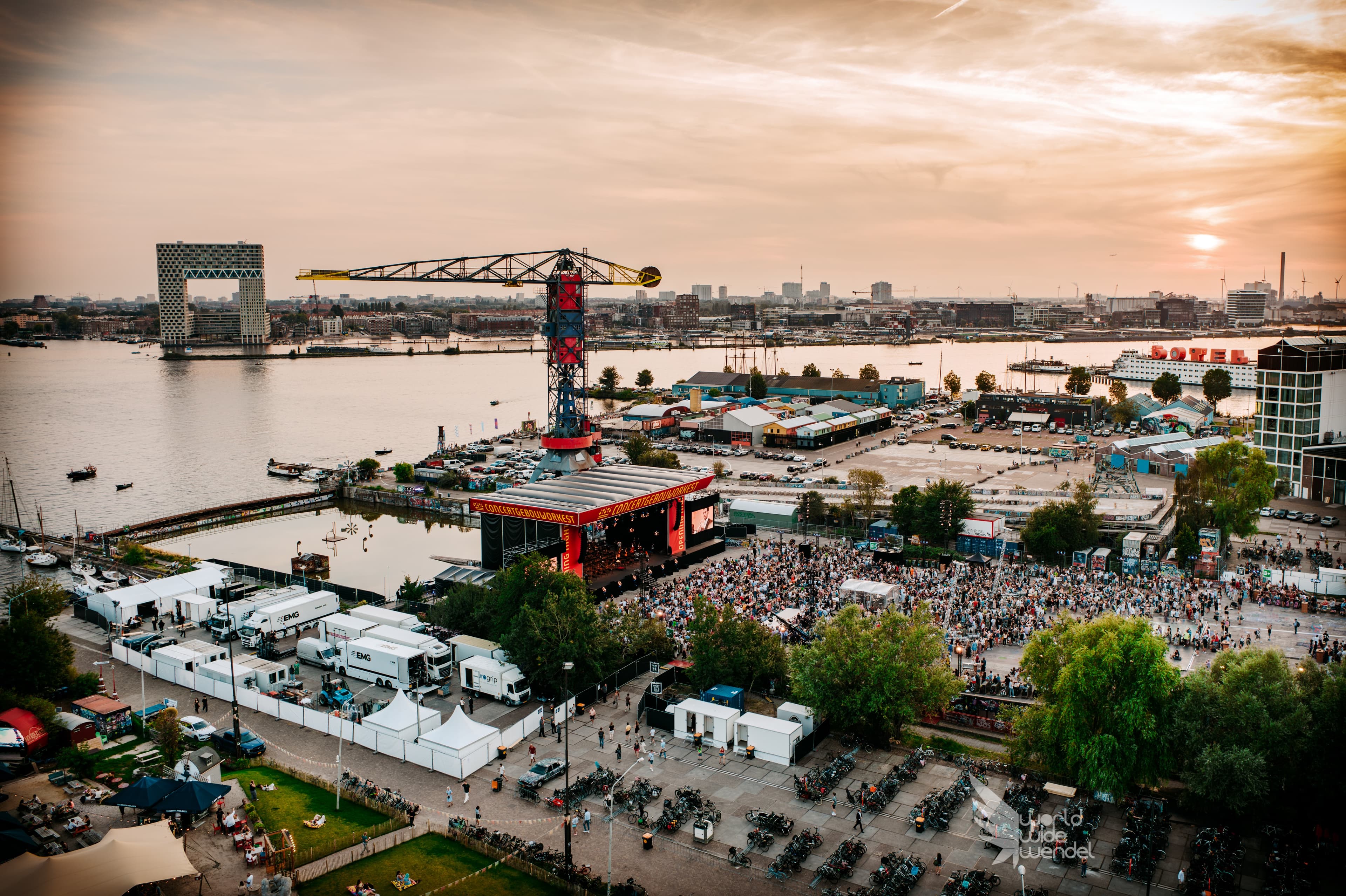 Luchtfoto van een concert bij zonsondergang op de NDSM-werf in Amsterdam