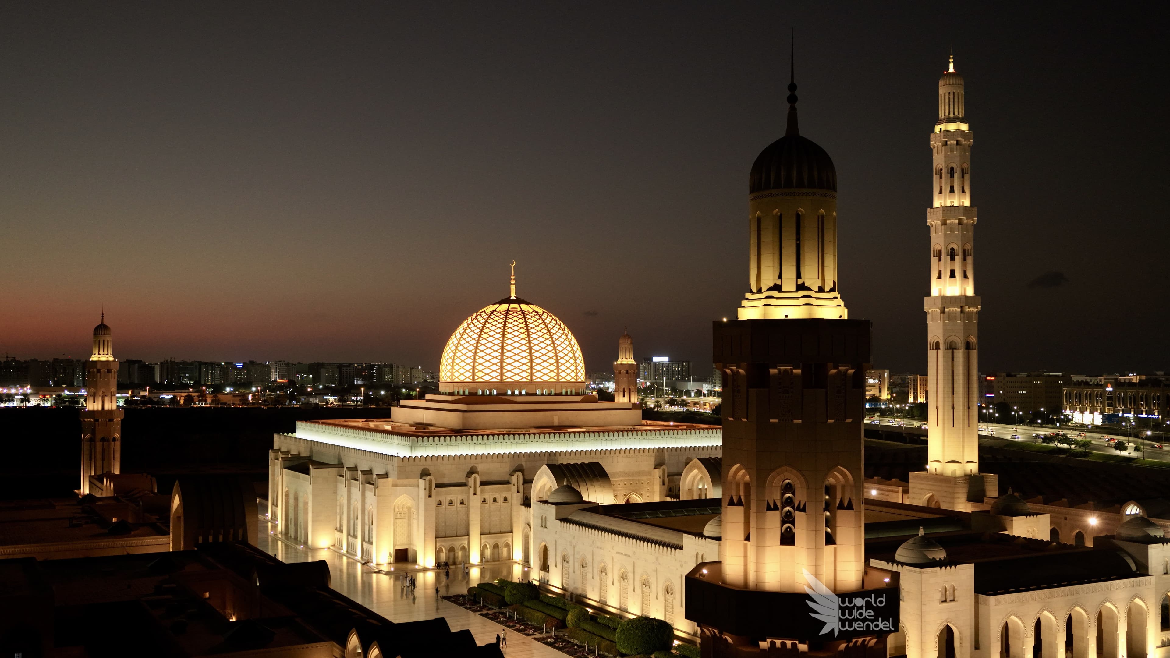 De Sultan Qaboos Grote Moskee verlicht in de avond, Muscat