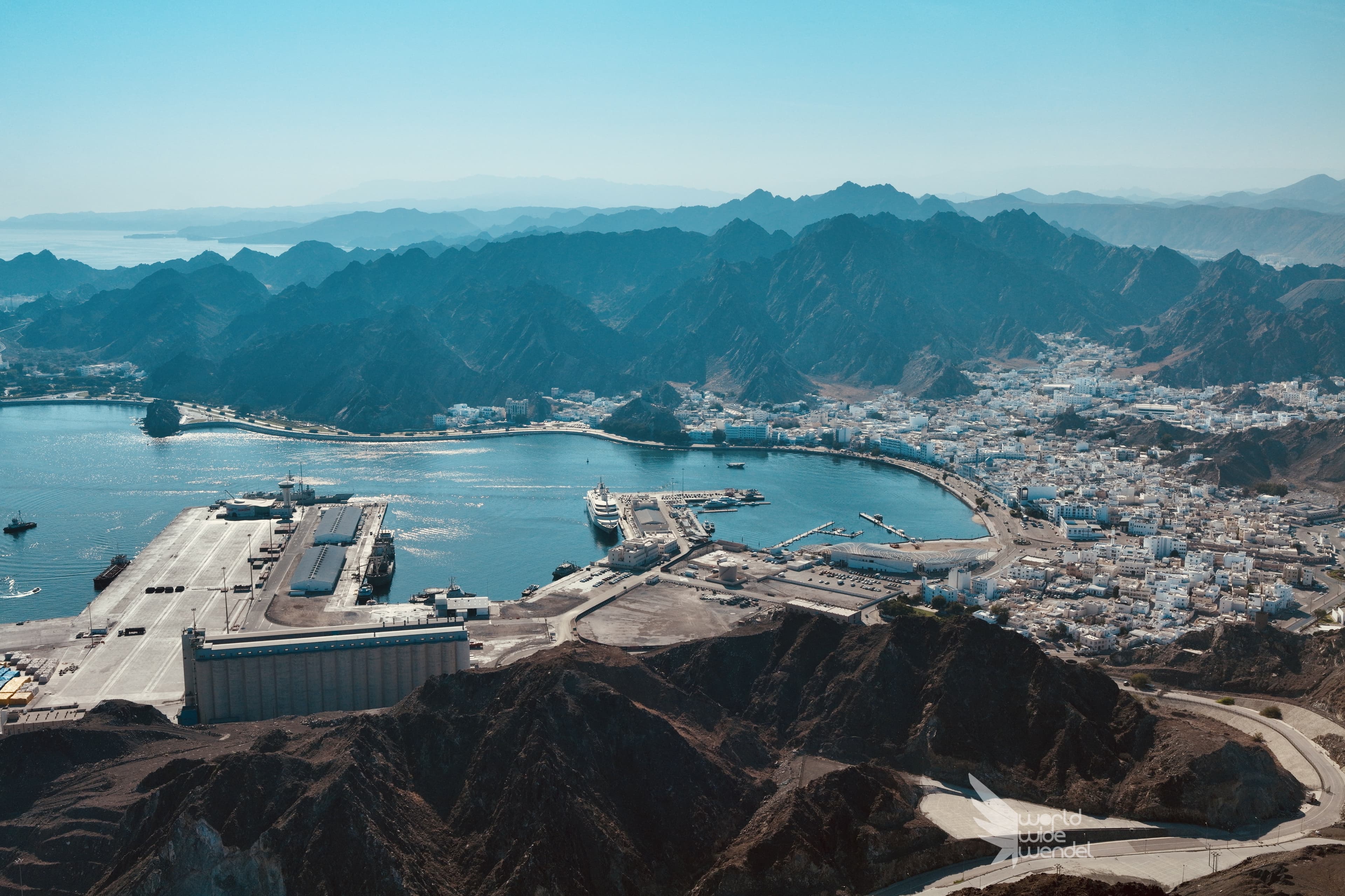 Luchtfoto van de haven van Muttrah tussen de bergen, Muscat
