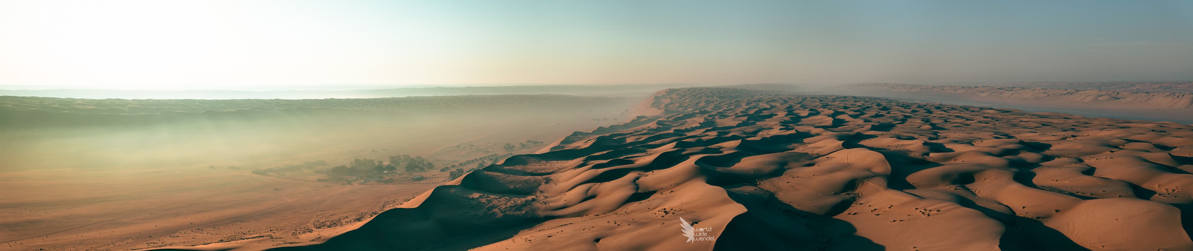Panorama van zandduinen in de Sahara in de vroege ochtend