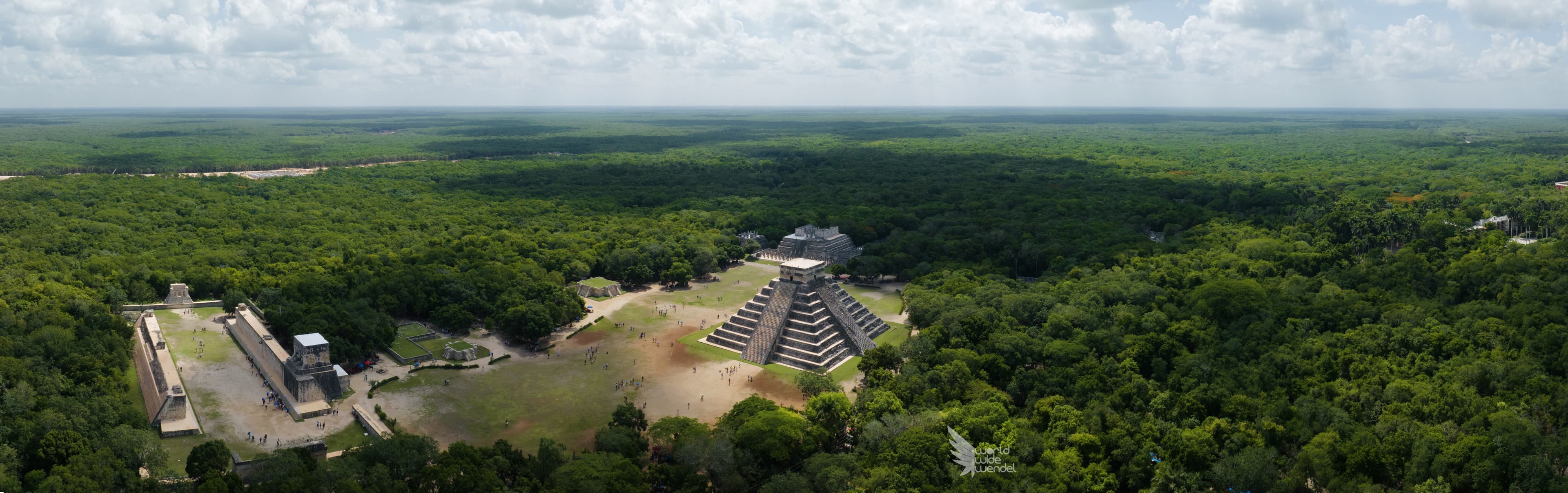 Luchtfoto van de Maya-piramide van Chichén Itzá in de jungle, Mexico