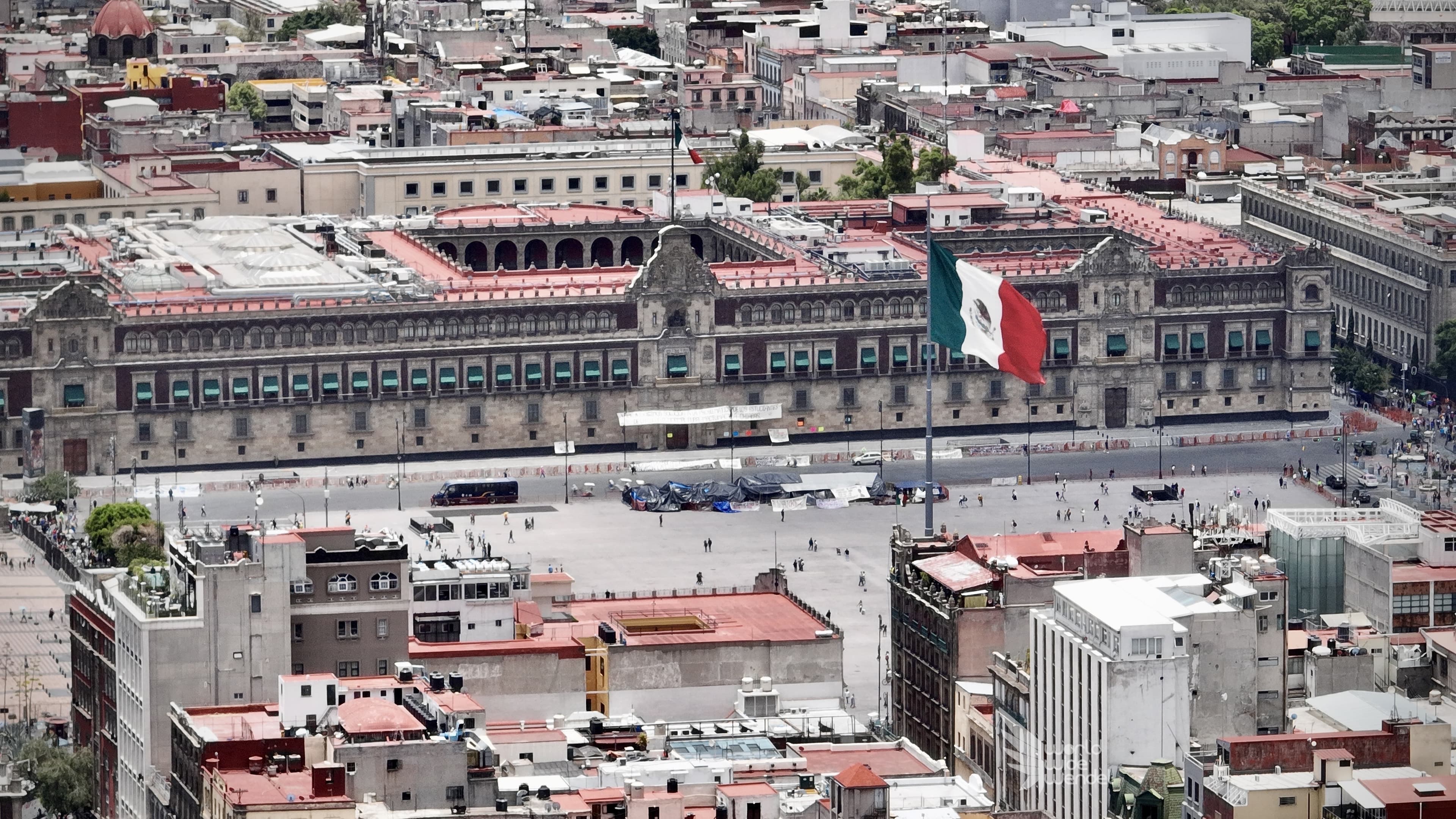 Luchtfoto van het Zócalo-plein met het Nationaal Paleis en de Mexicaanse vlag
