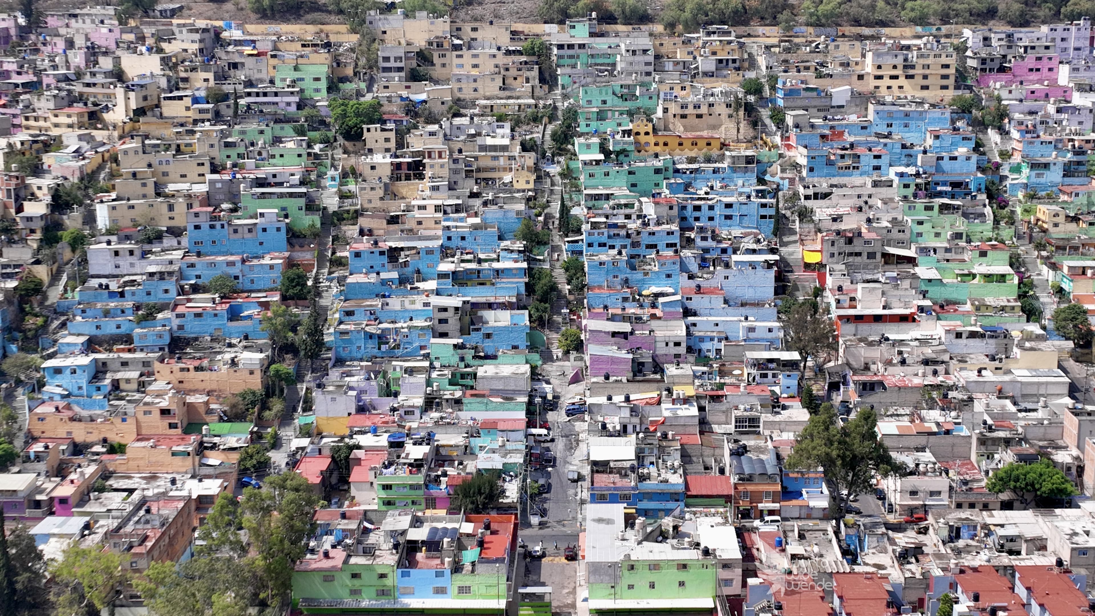 Luchtfoto van een kleurrijke woonwijk tegen een heuvel in Mexico-Stad