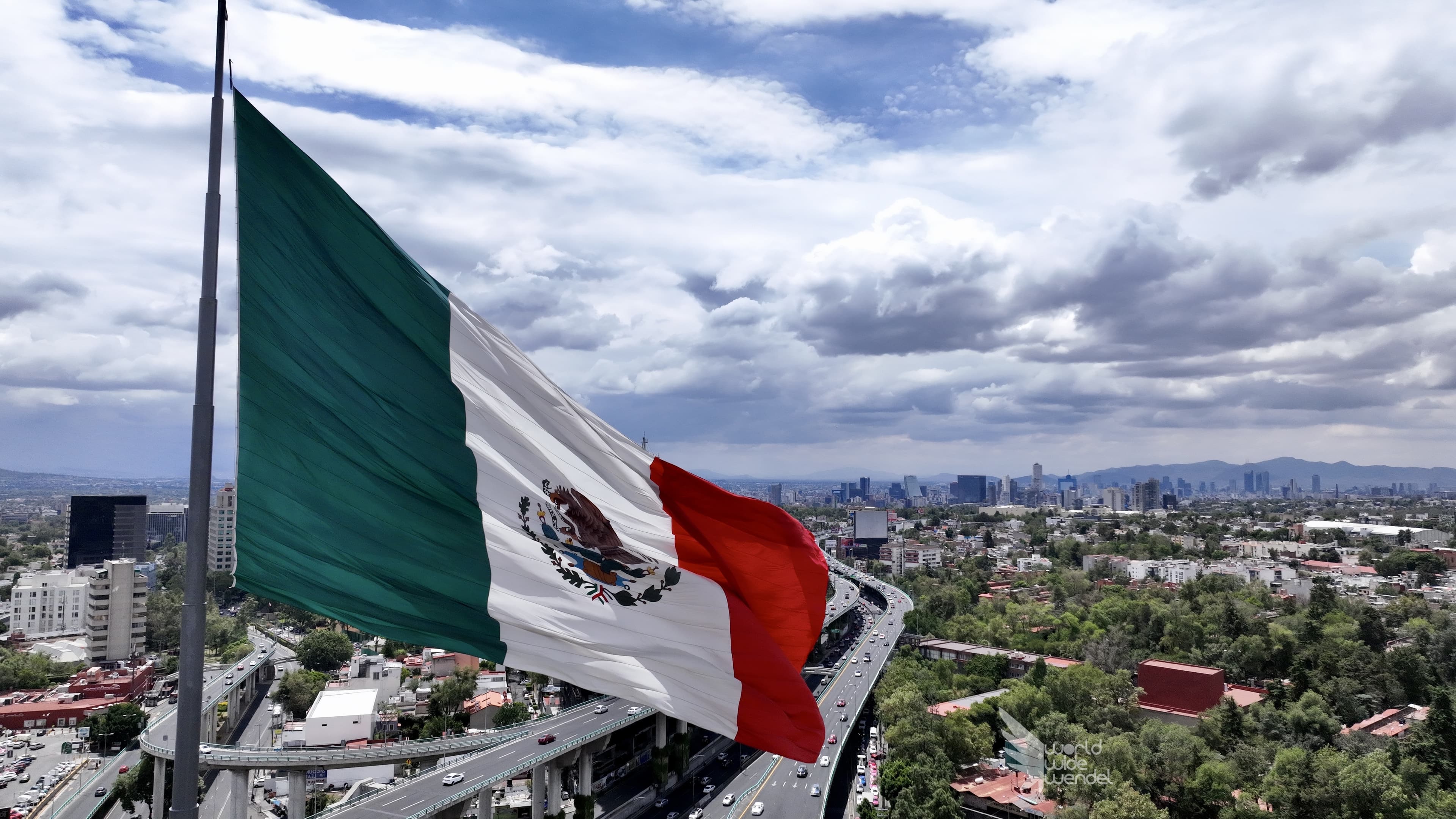 Luchtfoto van de Mexicaanse vlag boven de skyline van Mexico-Stad