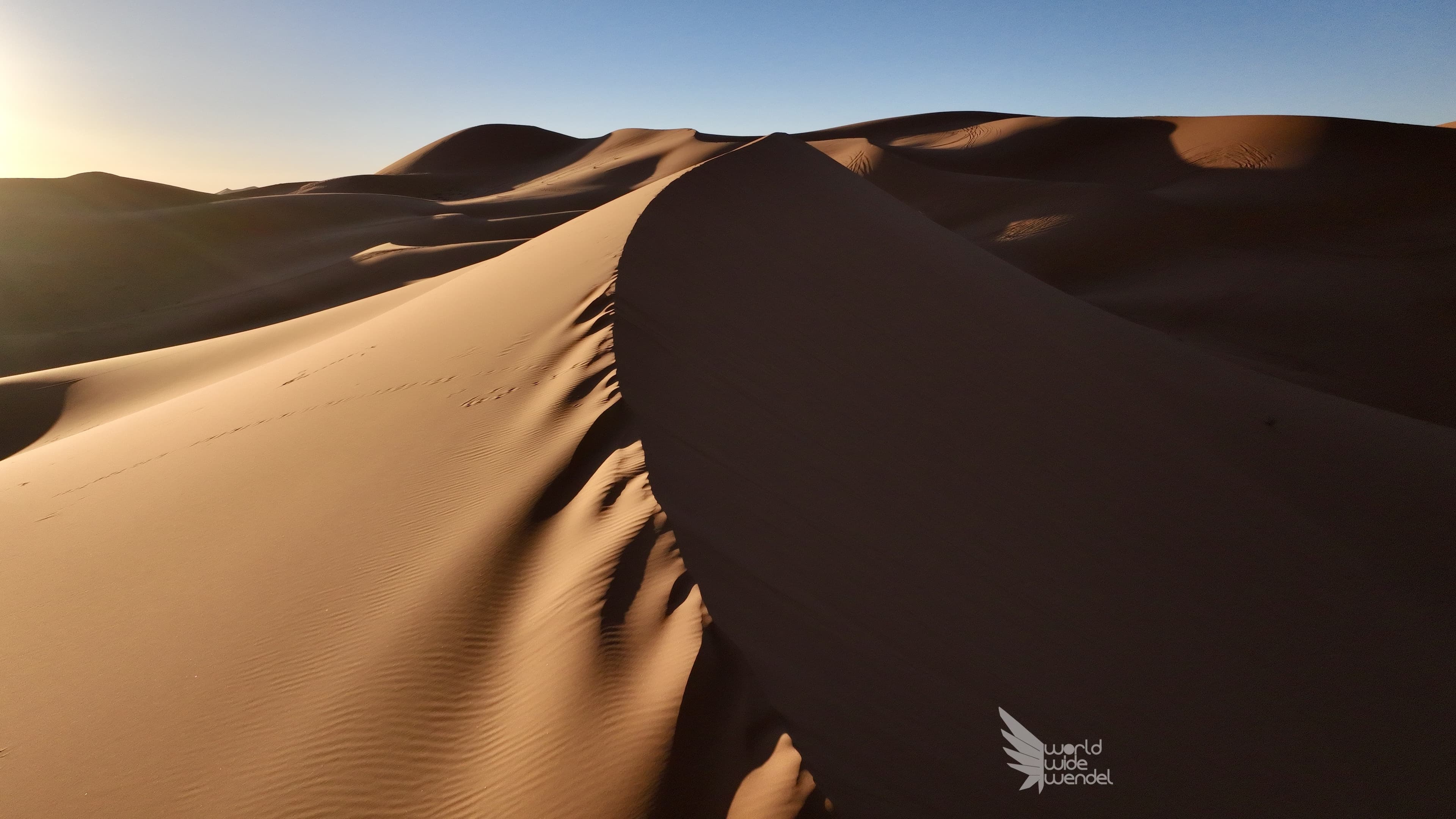 Luchtfoto van een zandduin in de Sahara bij zonsondergang