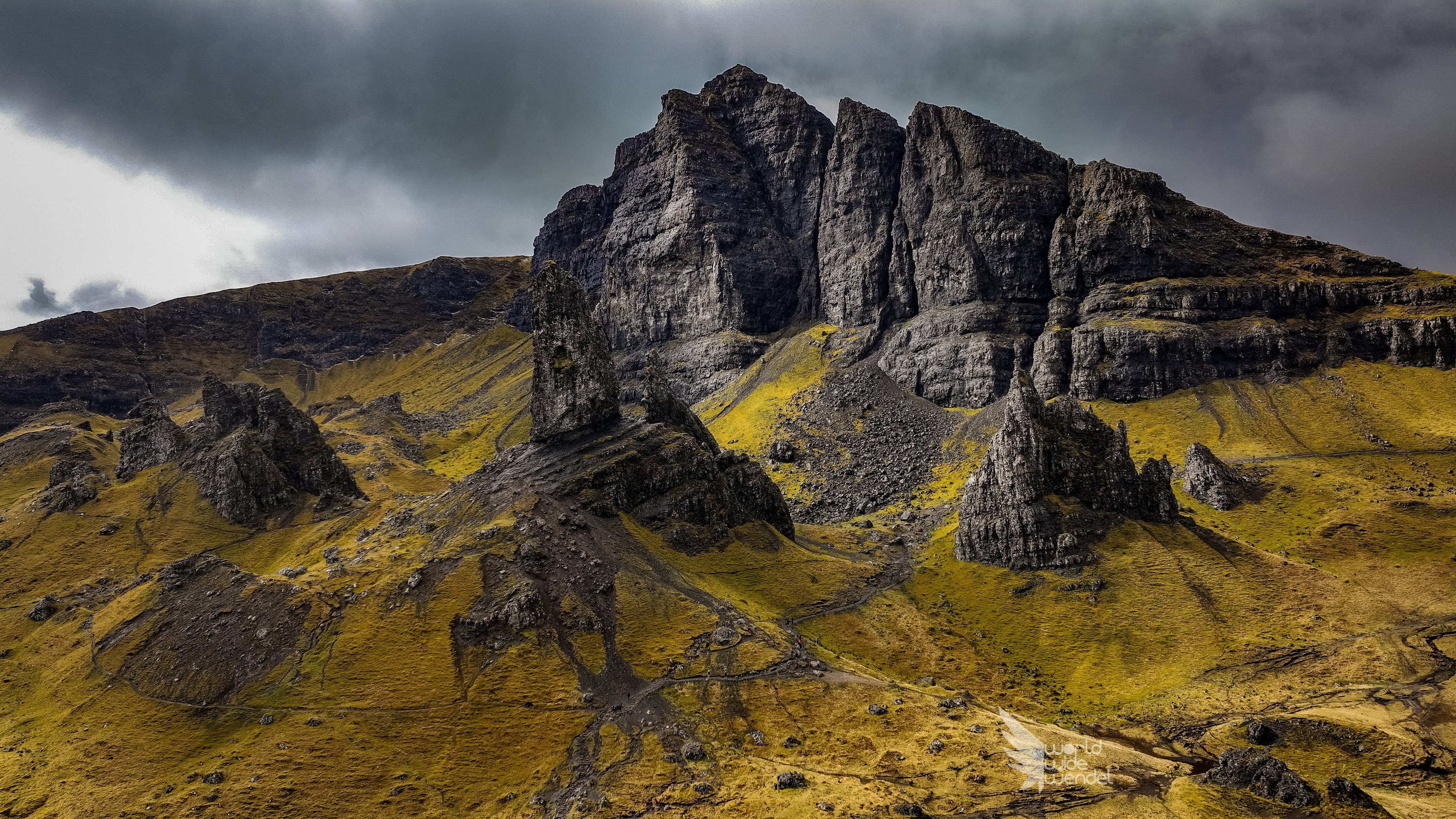 Luchtfoto van de rotspieken van de Old Man of Storr, Isle of Skye, onder een dreigende lucht