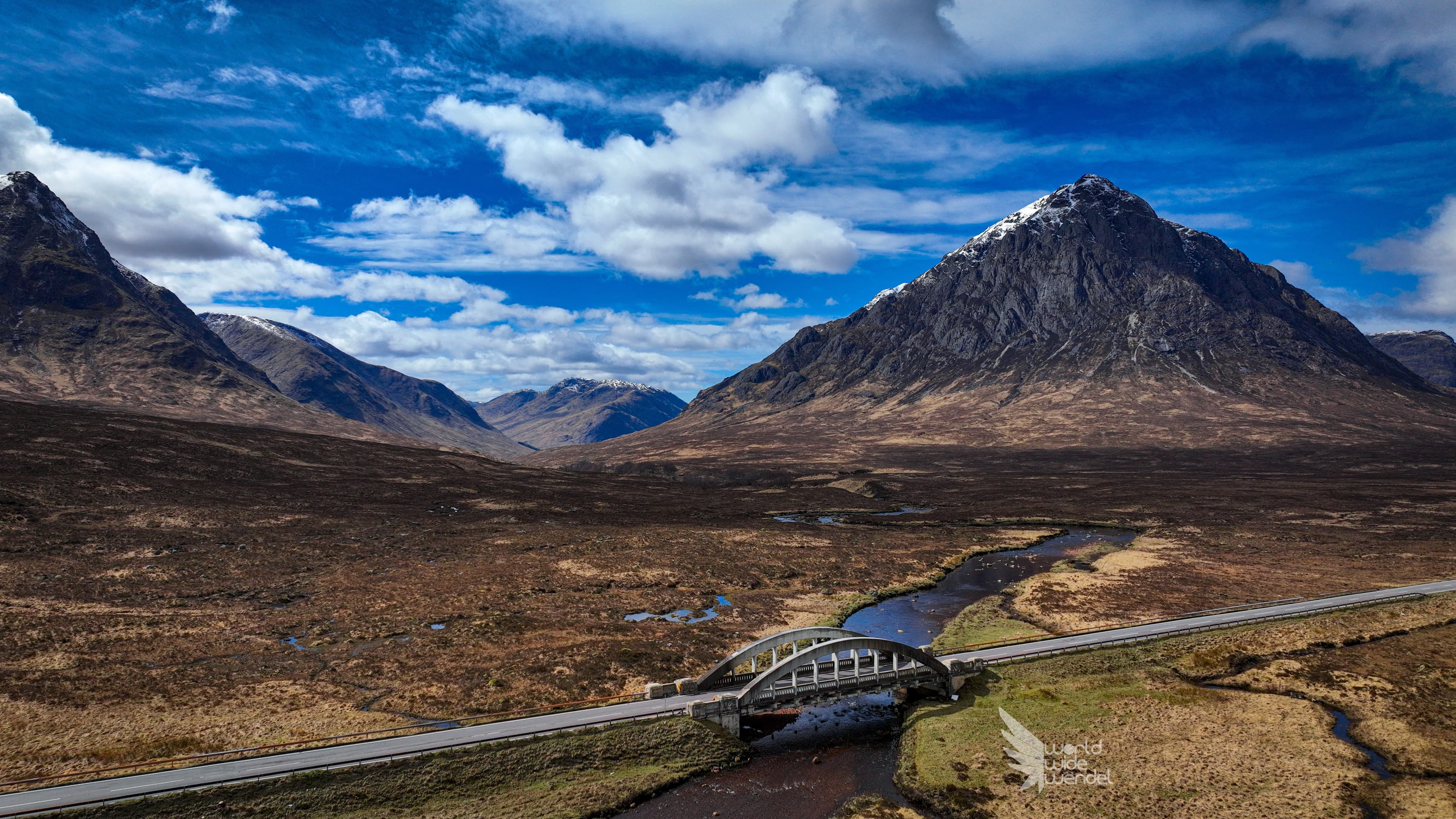 Luchtfoto van Buachaille Etive Mòr in de Schotse Hooglanden, met weg en brug