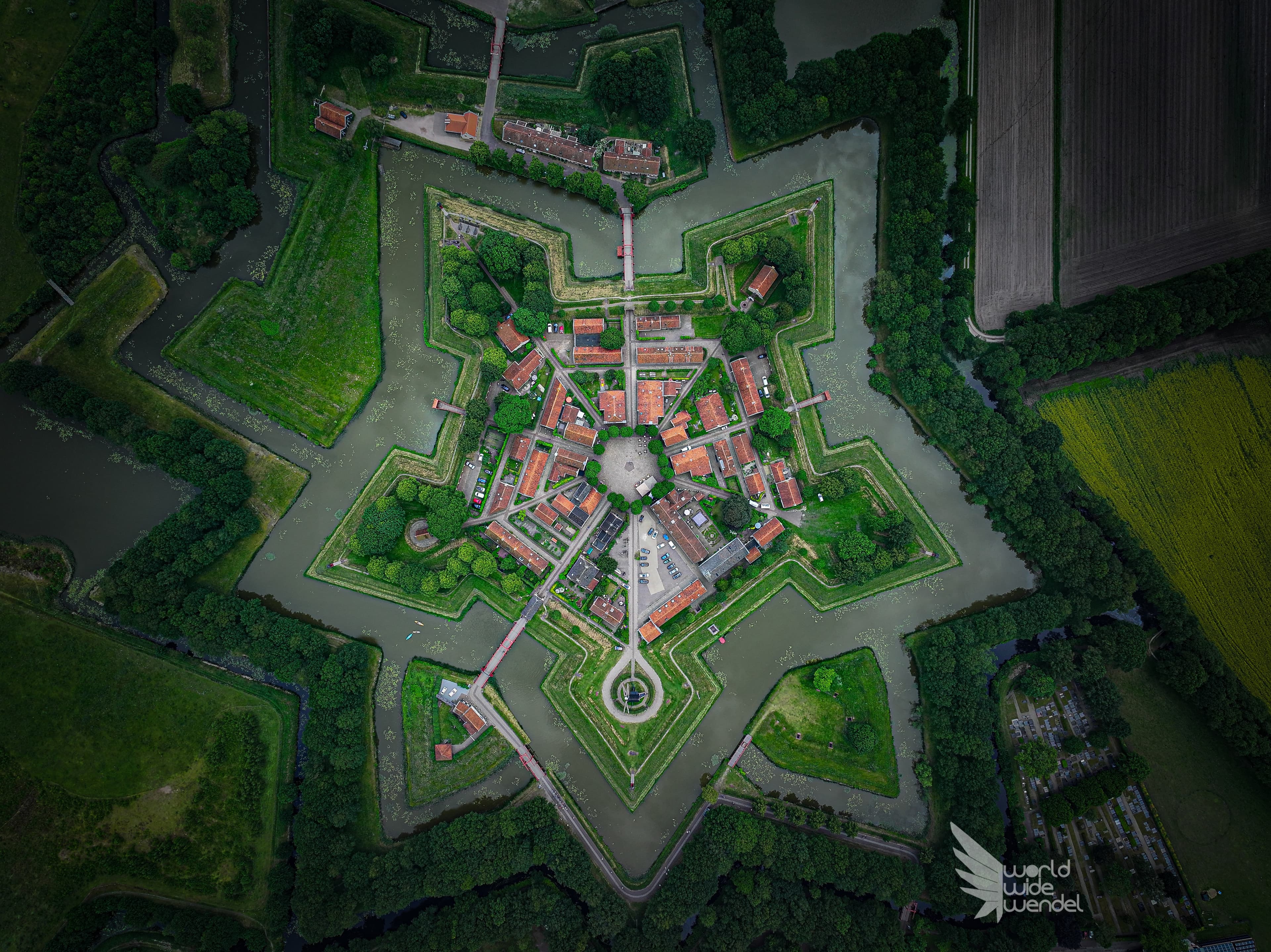 Luchtfoto van de sterschans van vestingstadje Bourtange